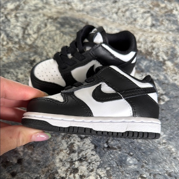 Nike Black and White Sneakers Low-Top Design - Picture 2 of 4